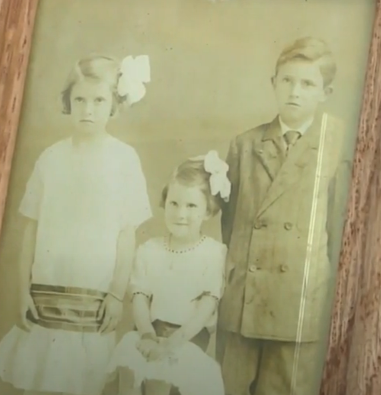 As a child (seated) with her older siblings. (Source: KOMU 8 News)